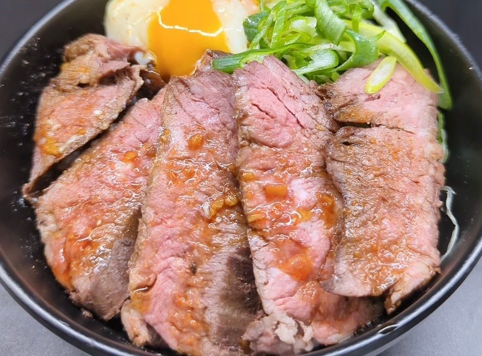 九条ネギと黒七味のハラミ焼肉丼