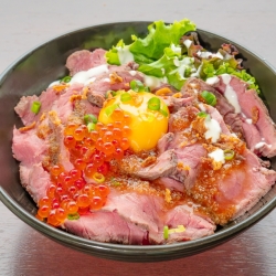 豪華いくら乗せローストビーフ丼～特製2種ソース～