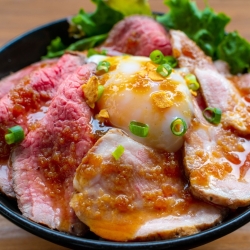 “極み”ローストビーフ＆ローストポークの合盛り丼
