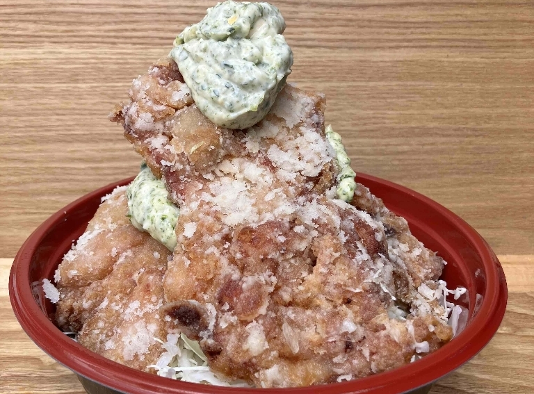 旨み滲み出る酒粕ジューシー唐揚げ丼(和風タルタル)
