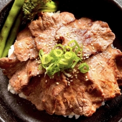 霜降り牛たん丼