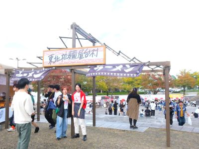 LIVE AZUMAの東北拉麺屋台村に東北の人気店が６店舗。常にラーメン待ちの人でいっぱい。