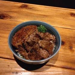 ダブル牛ステーキ丼（牛ハラミ＆牛ハンバーグ）