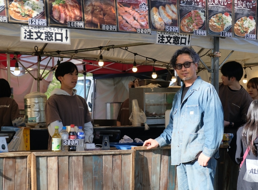 欧風カレーで人気のKIYOSHI'S KITCHENをプロデュースするアジカン・伊地知潔さんに、フェス飯のこだわりを聞いた。