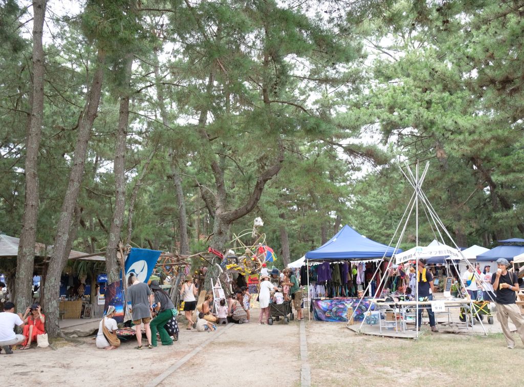 琵琶湖畔で２年に１回開催されるDIY感溢れるフェス。水と木の祭で、身体にも優しい美味しさに出会う