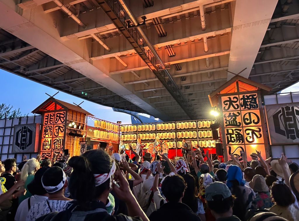 「橋の下大盆踊り」で見つけた誰もが「住人」になれる粋な食文化