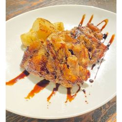 チキンソテーとローズマリーポテト　ガーリックソース