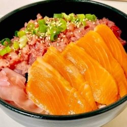 天然まぐろたたきトロサーモン丼