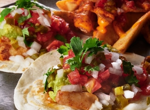 グリルチキンタコス2Pとチリチーズポテト