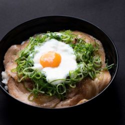 ネギ温玉焼豚丼
