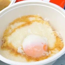 とろろめし 温玉のせ