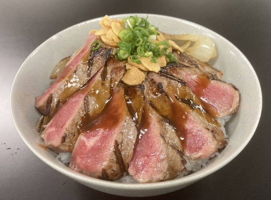 牛ステーキ丼 (サーロイン)