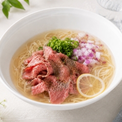 パストラミビーフと香味野菜スープの冷たいらーめん