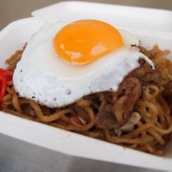 富士宮やきそば目玉焼きのせ