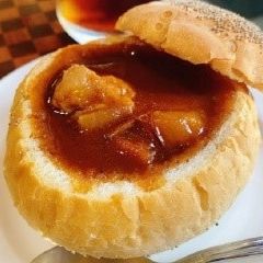 赤ワインでじっくり煮込んだ牛タングラーシュパン