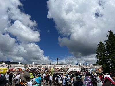 SWEET LOVE SHOWER 2023！ 涼しささえ感じられた、山中湖のほとりで大人な癒しのフェス飯を堪能する
