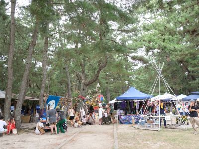 琵琶湖畔で２年に１回開催されるDIY感溢れるフェス。水と木の祭で、身体にも優しい美味しさに出会う