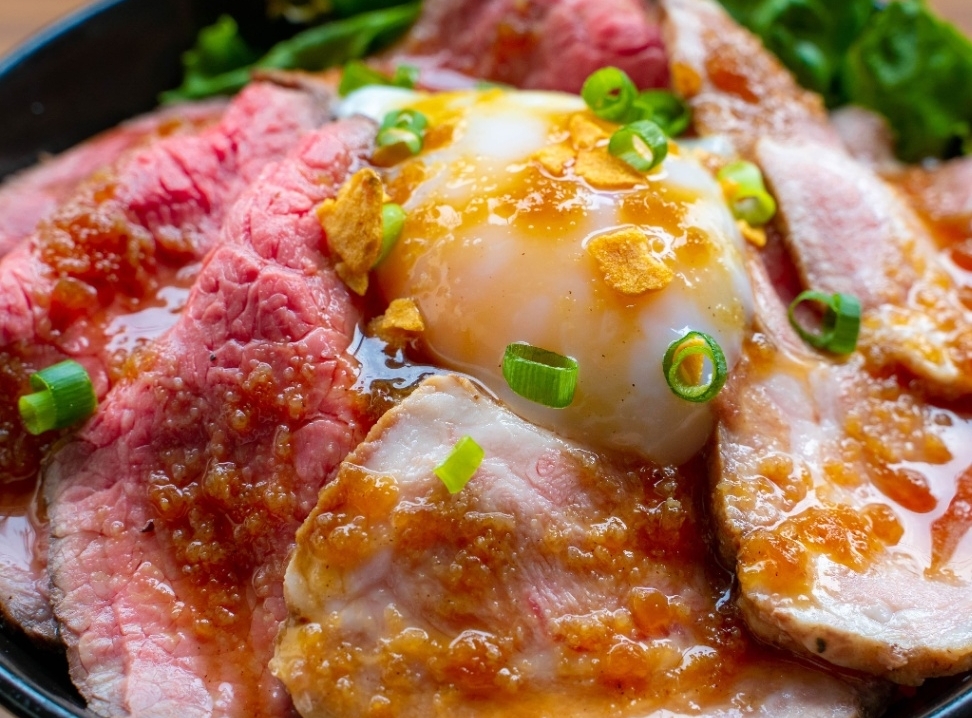 “極み”ローストビーフ＆ローストポークの合盛り丼