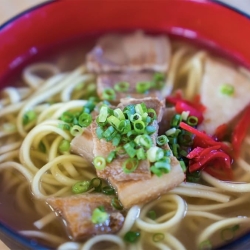 島豚と鶏野菜だしの八重山そば