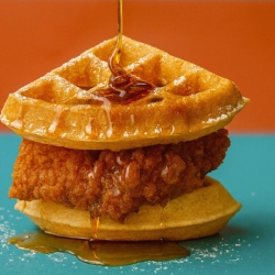 WAFFLECHICKEN（メープル、チーズ、ハラペーニョ）