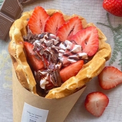 ストロベリーチョコレートワッフルロール
