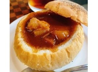 赤ワインでじっくり煮込んだ牛タングラーシュパン