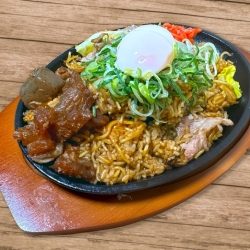 神戸名物 温玉そばめし牛すじ乗せ