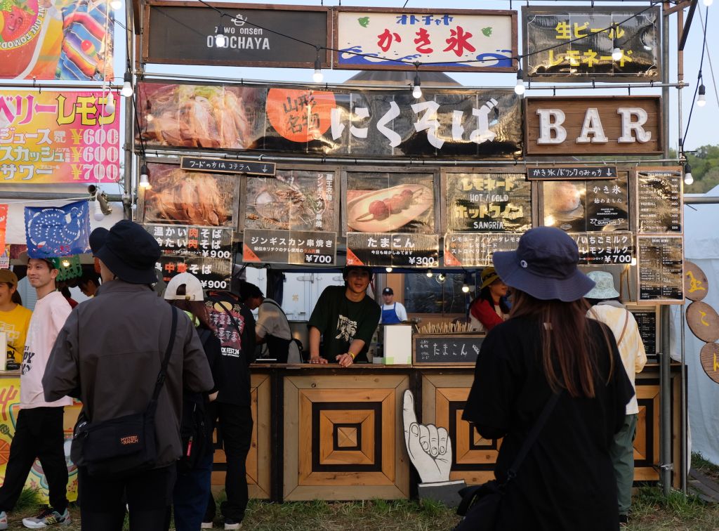 【フェス飯の鉄人】東北6県にちなんだステージ名のアラバキ。HANAGASAなら山形蔵王にあるオトチャヤの肉そばが外せない。