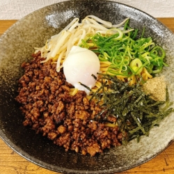 肉味噌まぜそば赤・黒