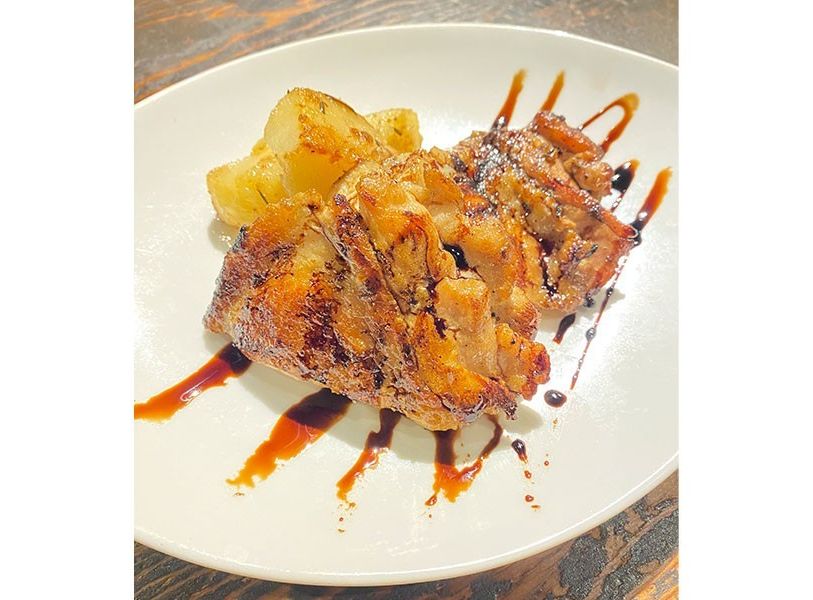チキンソテーとローズマリーポテト　ガーリックソース