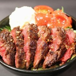 夢正牛の熟成ハラミステーキ丼（甘辛ダレ）